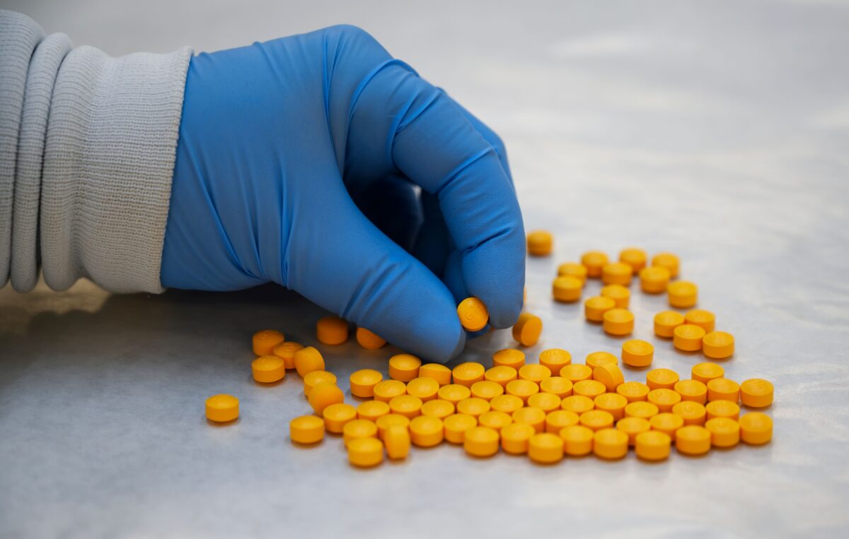 美國藥物管制局（DEA）的專家於2019年10月8日在紐約的DEA東北區域實驗室裏檢查了含有芬太尼的藥丸。（Don Emmert/AFP via Getty Images）