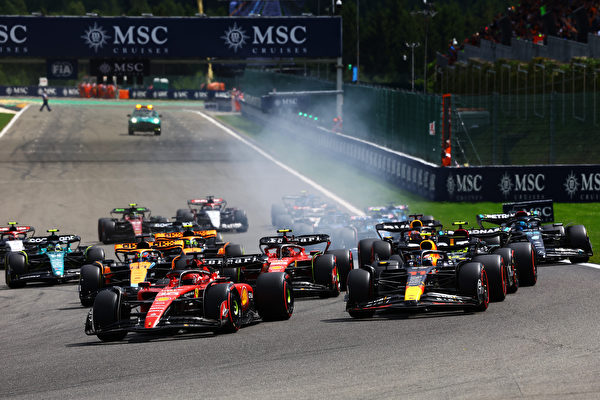 2023年7月30日,F1比利時站,從第六位發車的荷蘭車手韋斯達賓(Max Verstappen)率先衝線,成為F1史上第二位完成八連勝車手,並助紅牛車隊取得開季12連勝,再次刷新紀錄。圖為F1比利時站正賽起跑時的情景。(Mark Thompson/Getty Images)