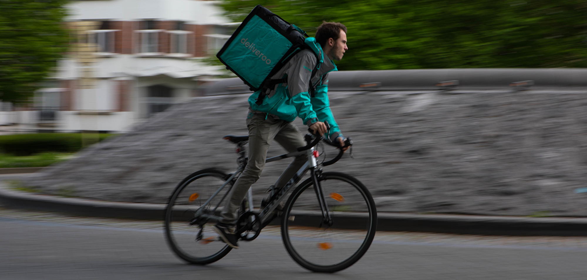 圖為Deliveroo送餐平台的騎手。（PAUL-HENRI VERLOOY/AFP via Getty Images）