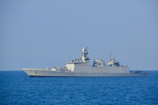 2018年10月24日,印度海軍「薩赫亞德里號」(INS Sahyadri)艦艇在「卡卡杜」(KAKADU)軍事演習期間進行海上訓練。2025年10月21日,日本首位女首相上任之日,該艦抵達橫須賀參加日印聯合軍演,強化印太防務合作。(Shutterstock)