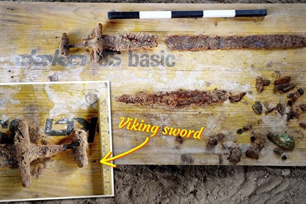 在一對北歐夫婦的住家後院發現了一把超過1000年的劍。(由阿格德爾縣市政府喬金‧溫特沃爾提供)