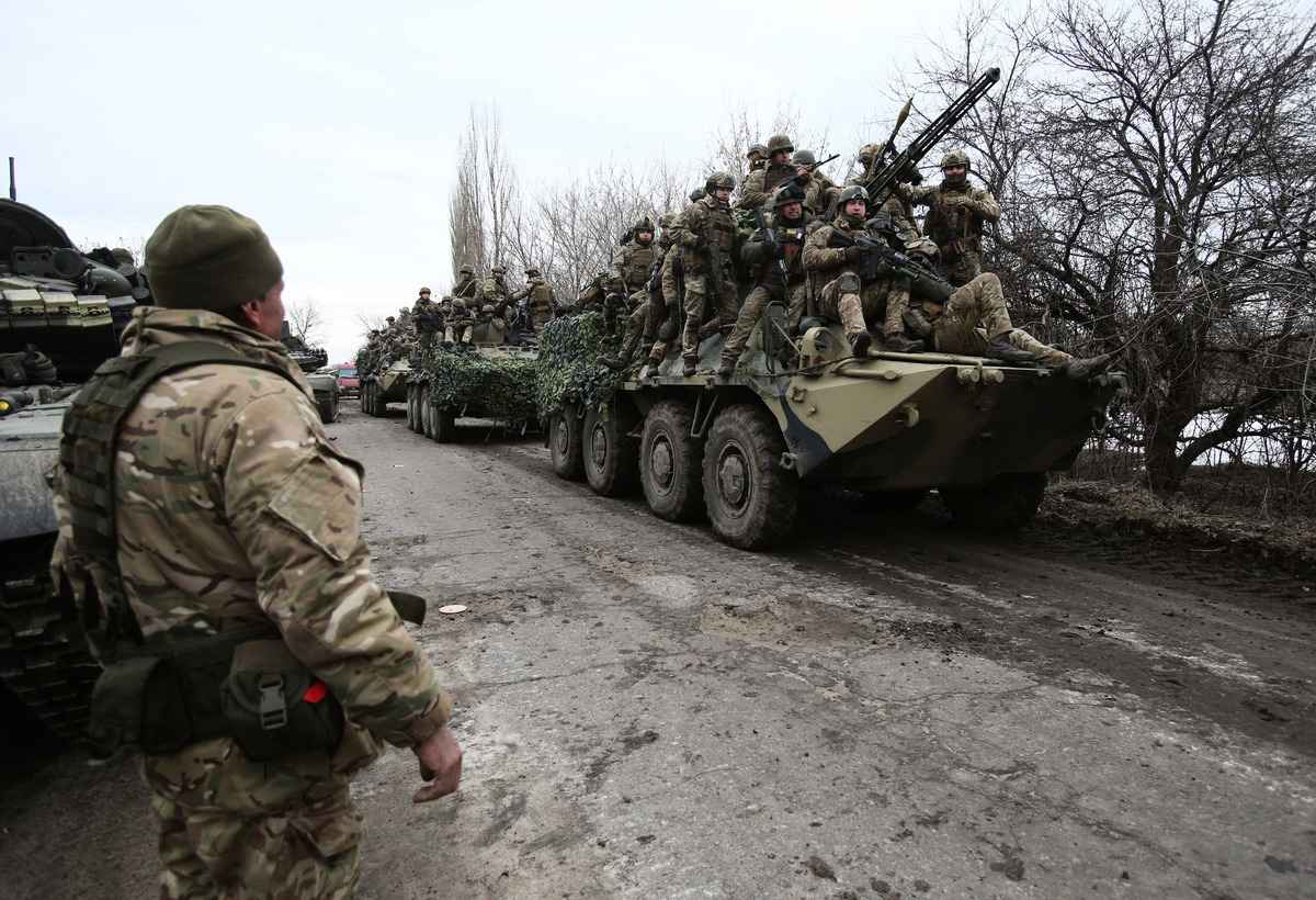 2022年2月25日，俄羅斯入侵烏克蘭。圖為烏克蘭士兵準備反擊。（Anatolii Stepanov/AFP）