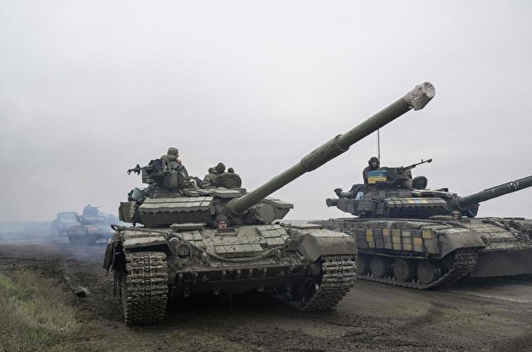 2022年11月18日，烏克蘭軍隊的坦克駛向赫爾松前線。（Bulent Kilic/AFP via Getty Images）