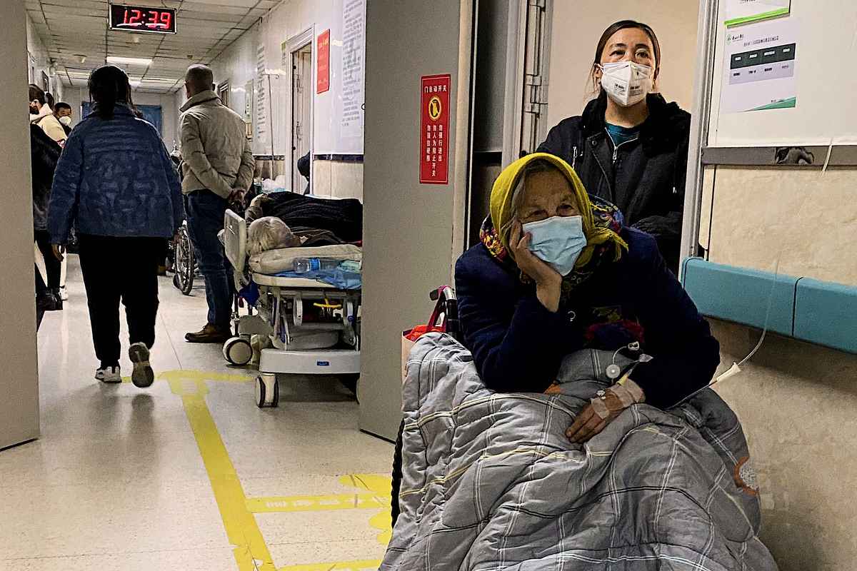 2022年12月30日，河北唐山工人醫院走廊內的新冠病人。（Noel CELIS/AFP via Getty Images）