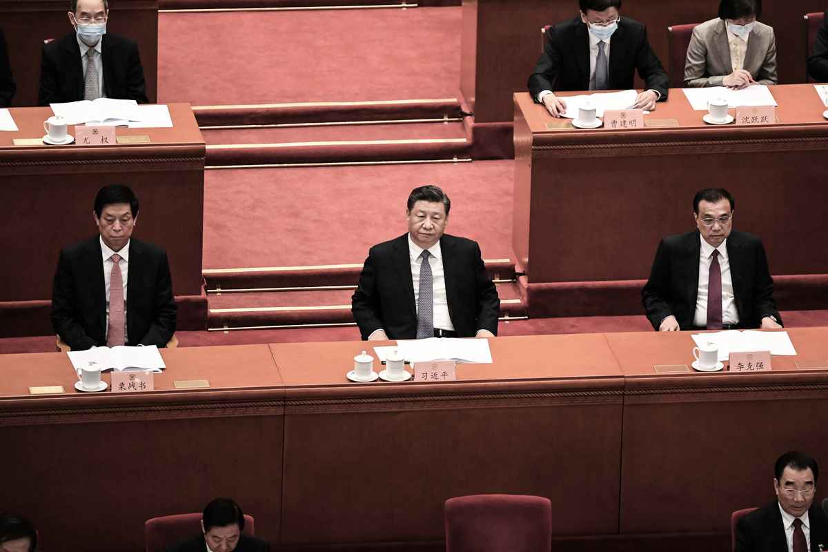 2022年3月4日，中國國家主席習近平（中）、國務院總理李克強（右）和政治局常委栗戰書（左）在北京人民大會堂出席了中國人民政治協商會議（CPPCC）的開幕式。（MATTHEW WALSH/AFP via Getty Images）