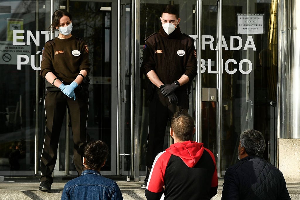 2020年3月13日，西班牙馬德里初審法院前的保安佩戴口罩。（Carlos Alvarez/Getty Images）