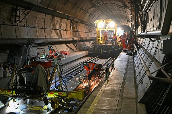 2023年2月12日，在英法海底隧道（Channel Tunnel）維修期間，工人們正在更換鐵軌。（Francois Lo Presti/AFP）