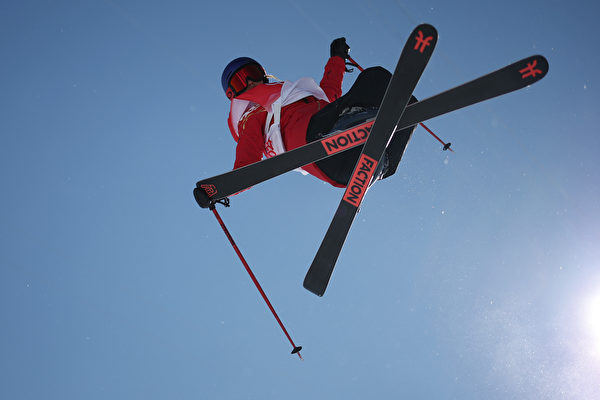 2022年2月14日，北京冬季奧運會進入第10天，代表中國隊的谷愛凌（Eileen Gu）參加在雲頂滑雪公園舉行的自由式滑雪女子U型場地技巧賽訓練。（Al Bello/Getty Images）