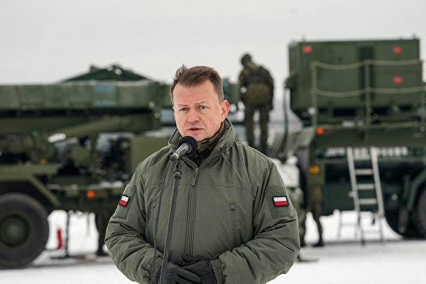2023年2月7日,波蘭華沙巴比採機場(Warsaw Babice Airport),波蘭軍方舉行演習期間,波蘭國防部長Mariusz Blaszczak發表講話。(Janek Skarzynski/AFP)