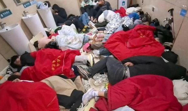 大量遊客夜爬泰山 山上廁所住滿避雨的人