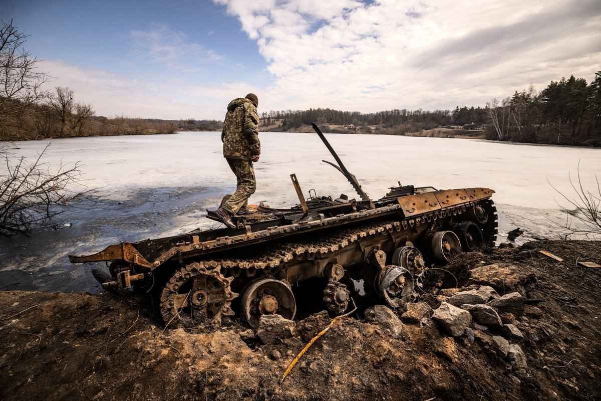 2022年3月29日，一名烏克蘭軍人在東北部城市特羅斯蒂亞涅茨的一輛被摧毀的俄羅斯坦克上。（Fadel Senna/AFP）