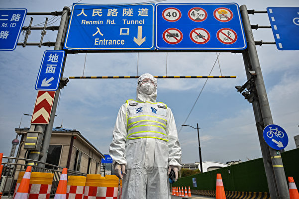 2022年3月28日，上海交警控制進入上海浦東區方向的隧道。（Hector Retamal/AFP）