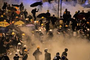 組圖：立法會佔領行動 港警催淚彈清場