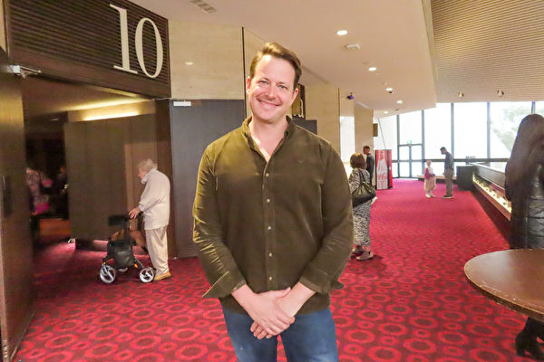 2022年5月15日下午，在澳洲阿德萊德節日劇院，電影製作公司老闆Paul Curran觀看了神韻國際藝術團在當地的第五場演出。（夏楚君／大紀元）