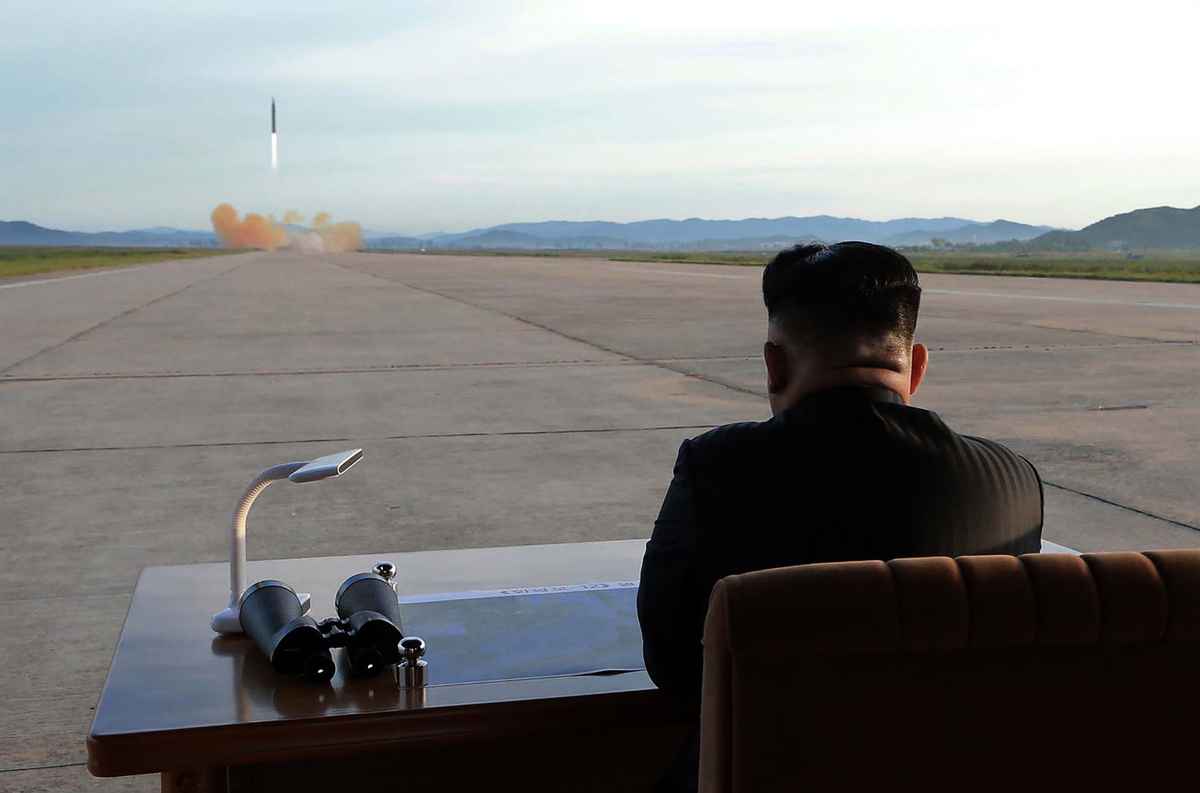 2022年5月26日，中俄否決了加強北韓制裁的議案，這是聯合國安理會2006年開始懲罰北韓以來，首度在該議題上公開分裂。圖為北韓領導人金正恩於2017年9月15日觀看「火星12型」導彈發射。 （STR/KCNA VIA KNS/AFP）