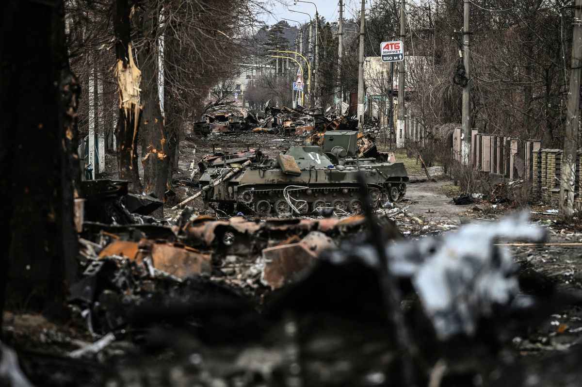 2022年3月4日，在基輔以西的布卡市（Bucha）裏，一輛俄羅斯裝甲車已被摧毀。（ARIS MESSINIS/AFP via Getty Images）