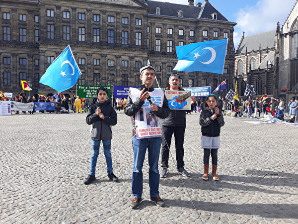 維吾爾人協會主席阿卜杜勒欣・蓋尼（Abdurehim Gheni）在荷蘭慶祝全球三退人數破四億現場發言，講述了自己19位家人遭到中共非法迫害的經歷。（大紀元）