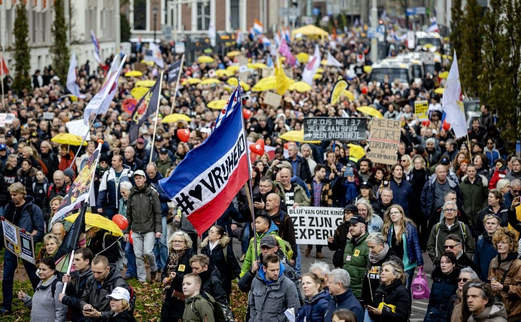 荷蘭施行嚴格打疫苗規定，引發民眾持續抗議。圖為2021年11月7日在海牙的抗議現場。（ROBIN VAN LONKHUIJSEN/ANP/AFP via Getty Images）