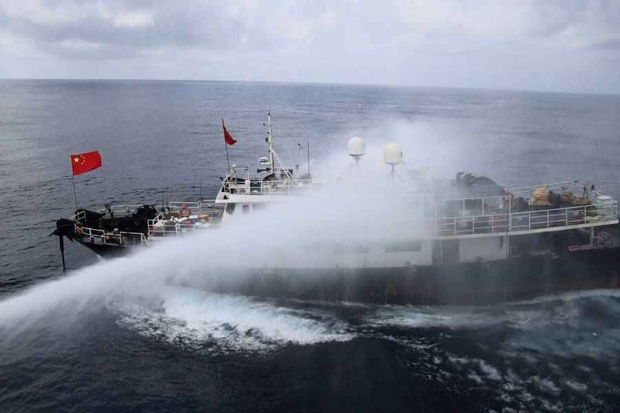 東沙海域禁漁 台海巡艦水炮驅離違規中籍漁船
