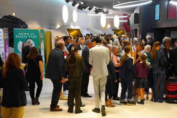 2025年5月11日下午,神韻紐約藝術團在巴黎國際會議中心(Palais des Congrès de Paris)進行了第16場演出爆滿,結束今年在法國的巡迴演出。圖為演出當天觀眾進場的場面。(章樂/大紀元)