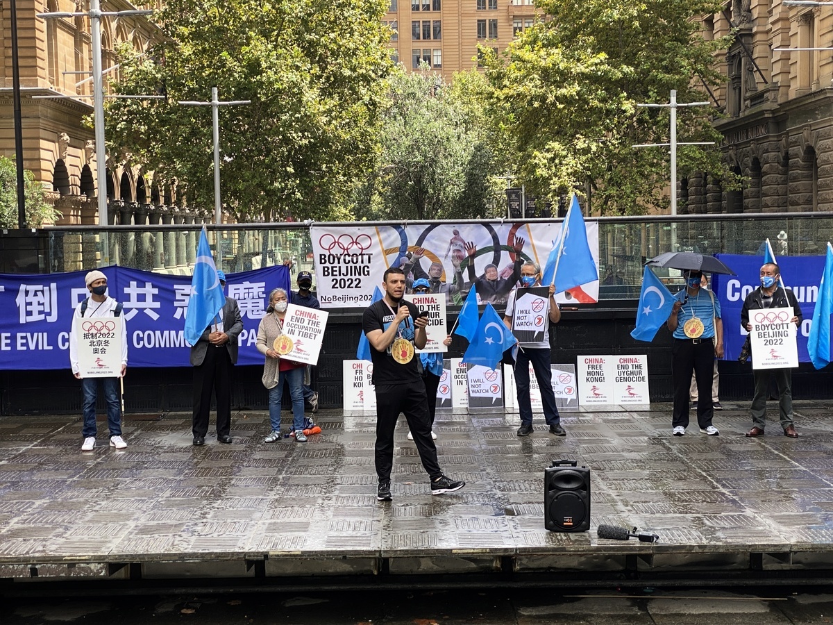 2022年2月4日，澳洲多家人權團體在悉尼馬丁廣場集會，譴責中共暴政，呼籲罷看北京冬奧。圖為澳洲維吾爾維權人權活動家 Arslan Hidayat在集會上發言。（李睿／大紀元）