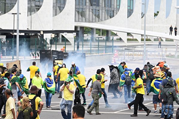 2023年1月8日，巴西前總統博爾索納羅的支持者在巴西利亞總統府外，抗議去年10月的總統大選結果。示威中，抗議者與警察發生衝突。巴西警方周日使用催淚彈擊退了數千名抗議者支持者，他們衝進了總統府、國會和最高法院。（Evaristo Sa/AFP via Getty Images）