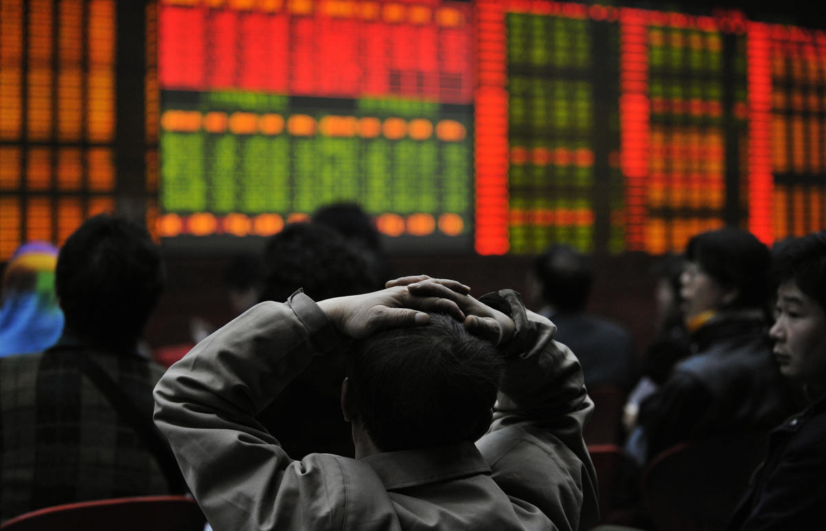 中國投資者在北京一家證券經理人公司觀看顯示股票價格的電子板。（PETER PARKS/AFP via Getty Images）