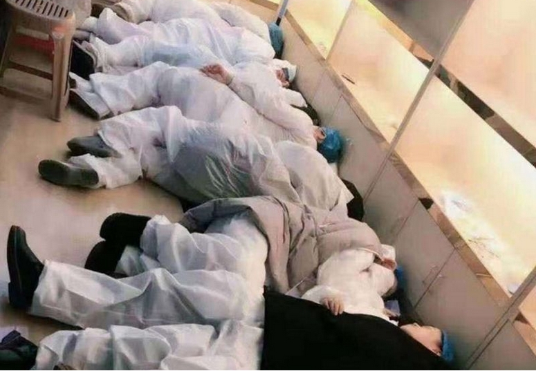 武漢一線醫護人員躺在醫院的地板上睡覺。（網絡圖片）