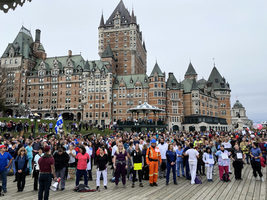 加拿大魁省推疫苗護照 逾千員工組人鏈靜默抗議