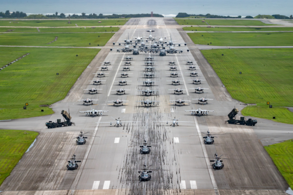 2025年5月6日,在日本嘉手納空軍基地舉行的例行作戰準備演習中,美國空軍、海軍和海軍陸戰隊的軍機,以及陸軍「愛國者」導彈發射裝置,在跑道上列隊行進,進行「大象漫步」演習。 (U.S. Air Force photo by Senior Airman Tylir Meyer)