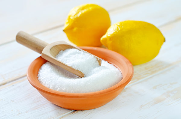  檸檬酸和洗碗精、水所調成的糊狀物，可除去水垢和尿垢。（Shutterstock）
