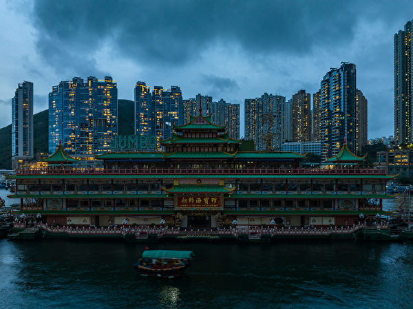 2022年6月13日，標誌性的珍寶海鮮舫即將離開香港。（Anthony Kwan/Getty Images）