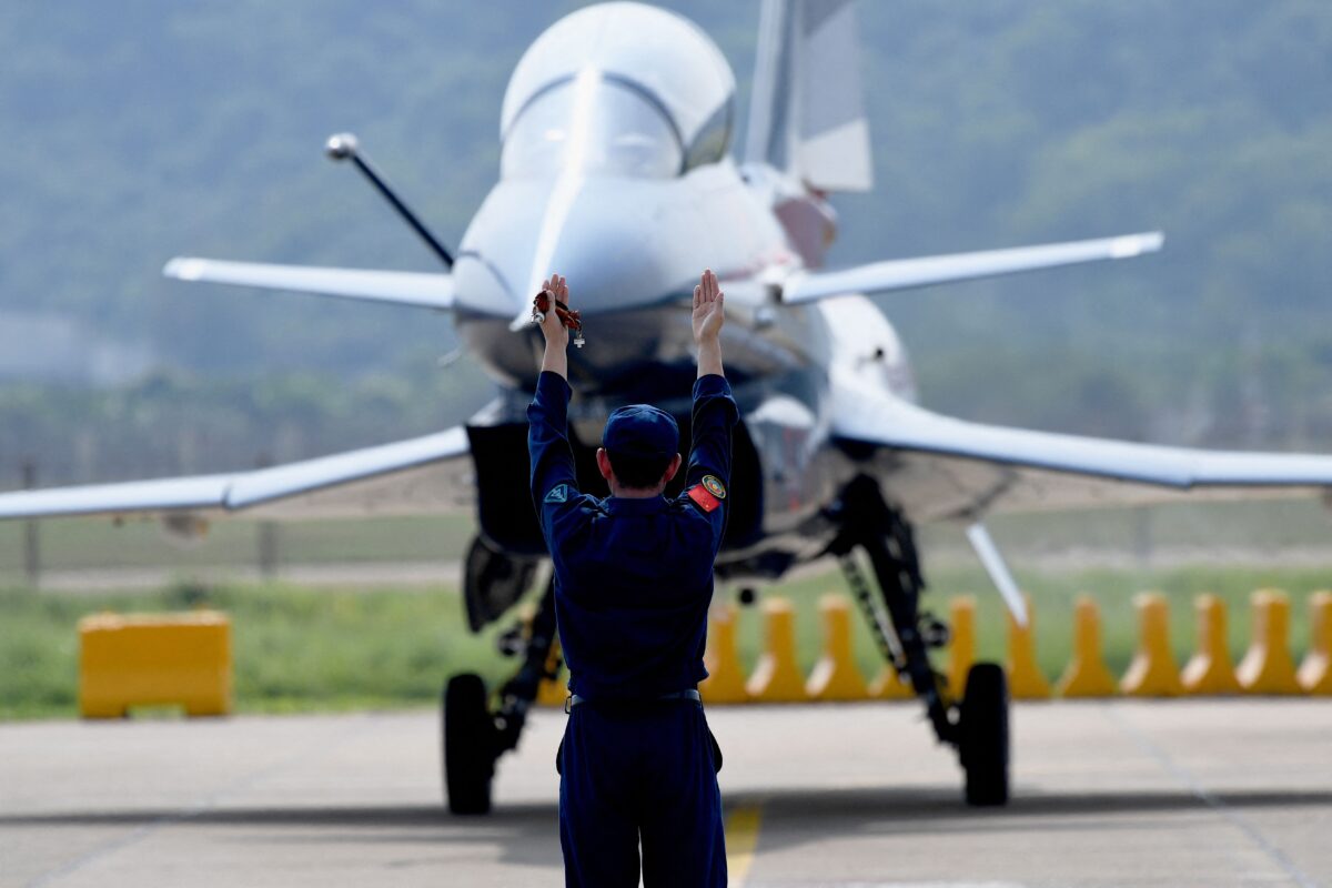 2021年9月28日，在廣東省珠海市舉行的第十三屆中國國際航空航天展覽會上，中國空軍（PLAAF）成都飛機公司的J-10在飛行演示之後，一名軍人指揮其降落。（Noel Celis/AFP via Getty Images）