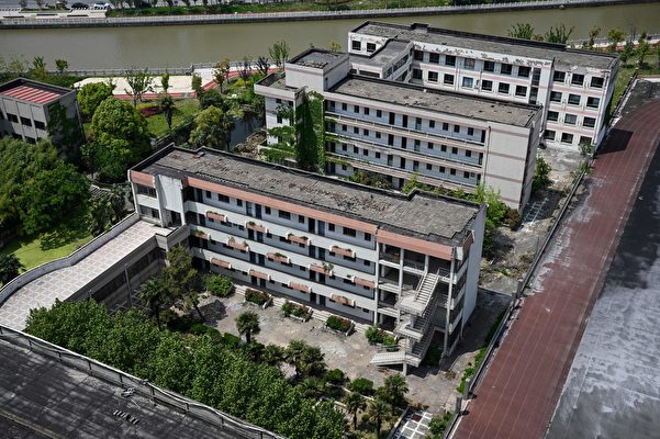 2023年4月27日,中國江蘇省如東縣的一所廢棄的學校。如東縣曾是中共一胎化政策下的「計劃生育紅旗縣」。現在由於人口老化,許多學校遭廢棄,並長滿了藤蔓。(JADE GAO/AFP via Getty Images)