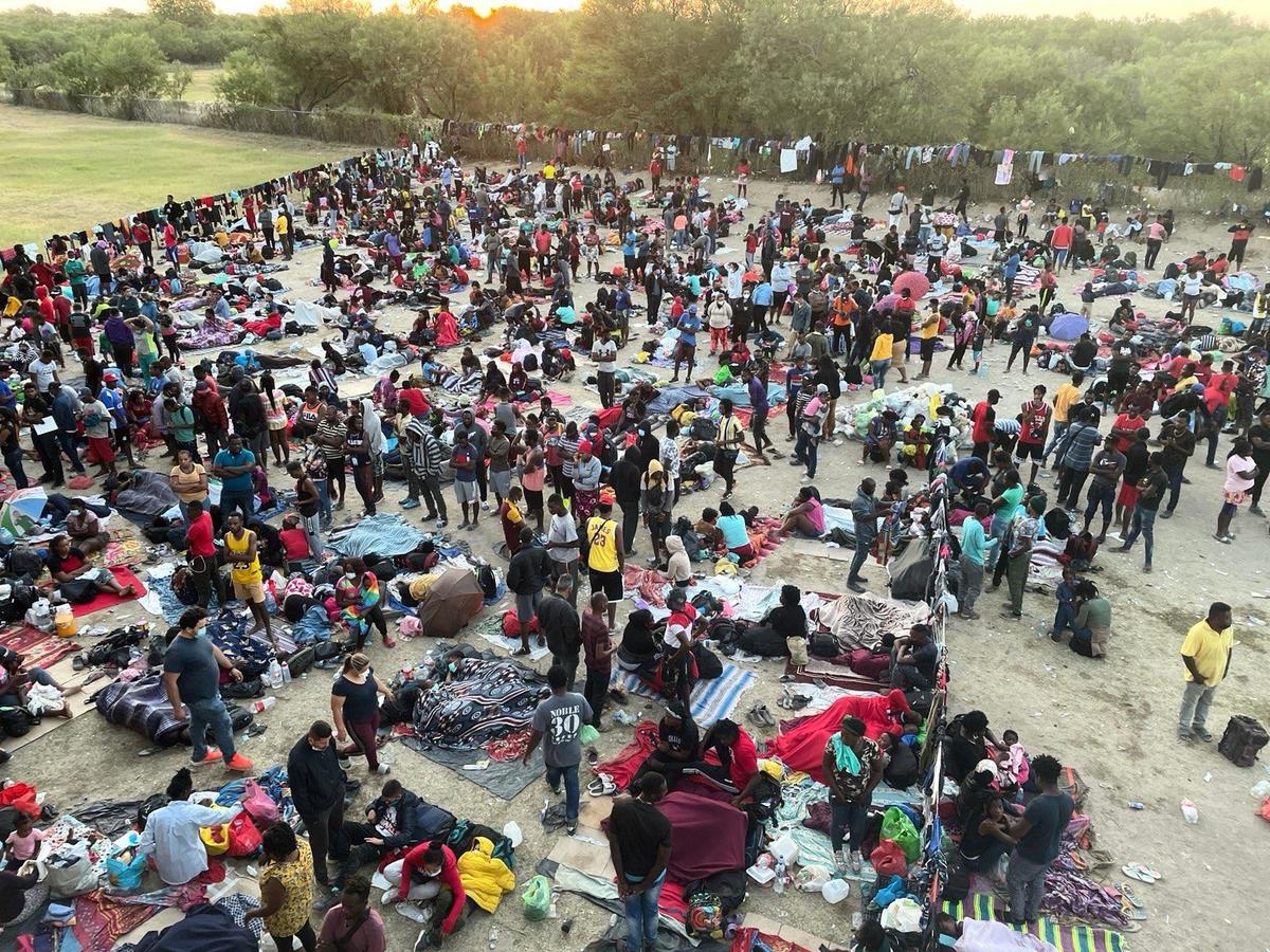 2021年9月16日，成千上萬的非法移民聚集在德州的Del Rio。（Charlotte Cuthbertson/The Epoch Times）