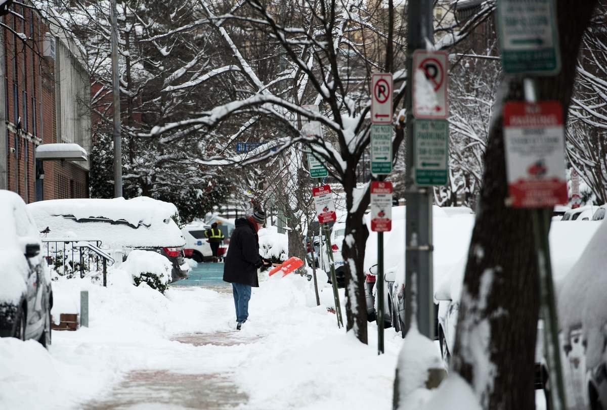 美國國家氣象局預報說，超乎尋常的寒冷天氣即將籠罩美國大部份地區。圖為2019年1月14日，一名男子在華盛頓結冰的街道上鏟雪。 （ERIC BARADAT/AFP/Getty Images）