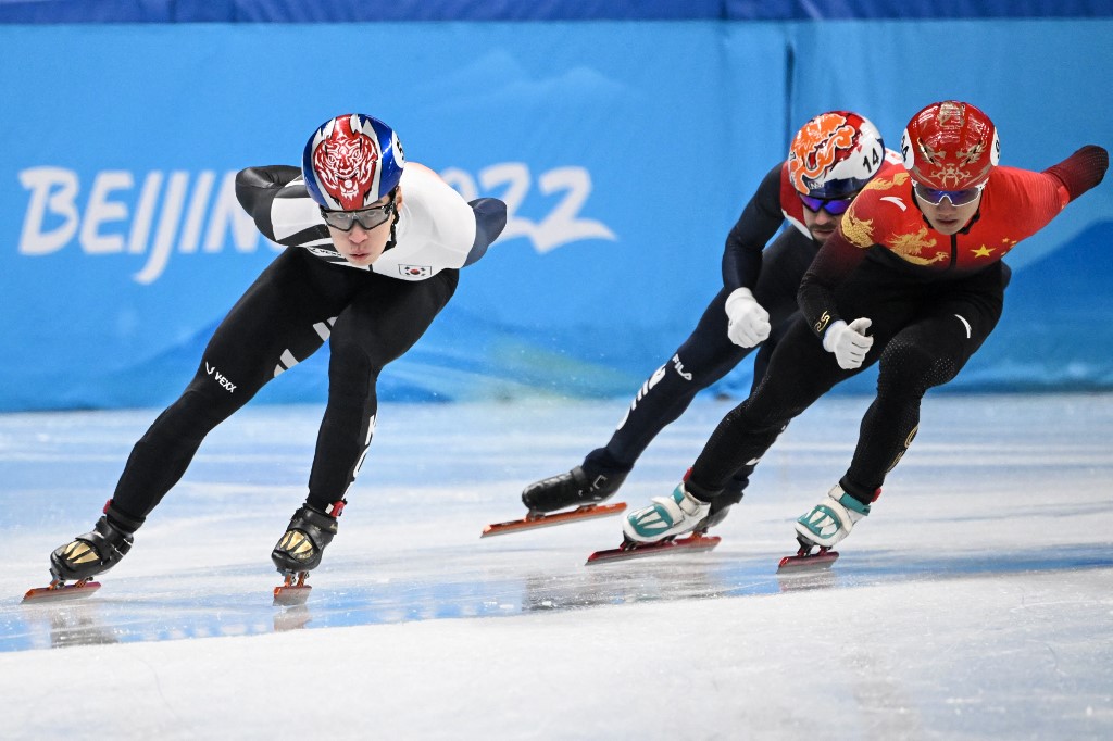 2022年2月7日的北京冬奧會男子1000米短道速滑項目1/4決賽中，南韓選手黃大憲（左）和荷蘭選手Sjinkie Knegt及中國選手李文龍（右）角逐。（Anne-Christine POUJOULAT / AFP）