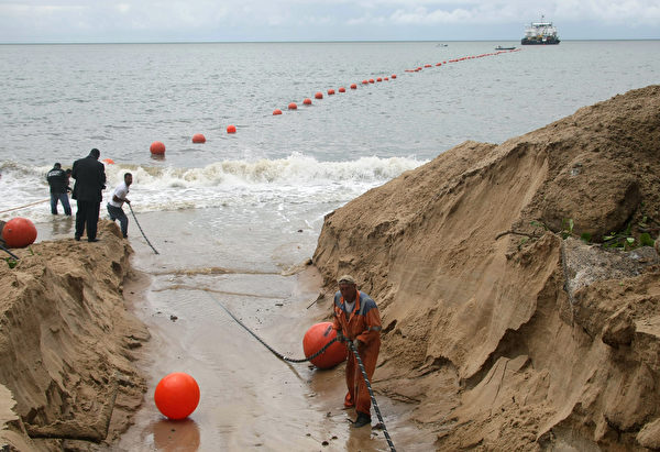 技術人員2011年10月27日在利伯維爾（Libreville）海濱展示海底電纜。（AFP）