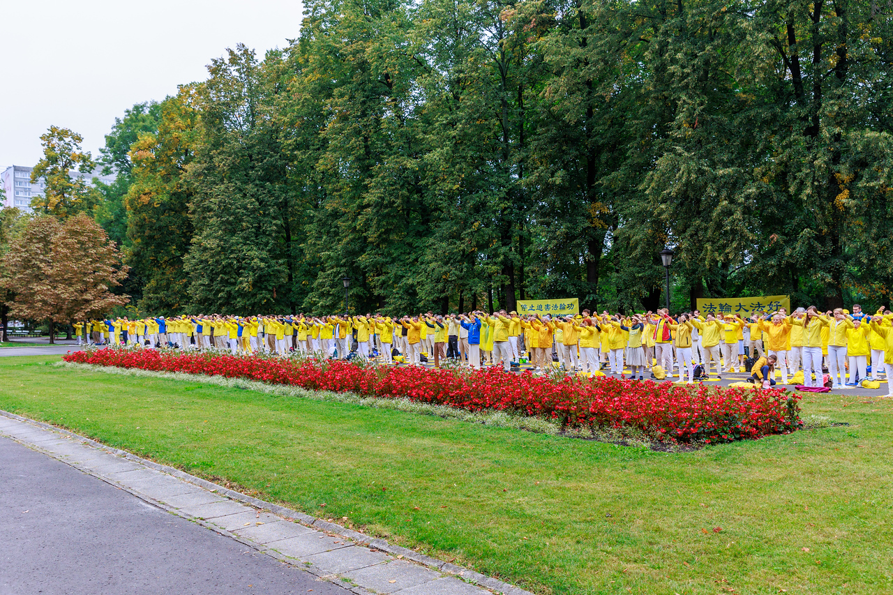 9月10日清晨，歐洲多國部份法輪大法學員在華沙的城市公園The Saxon Garden進行集體煉功。（張清䬙／大紀元）
