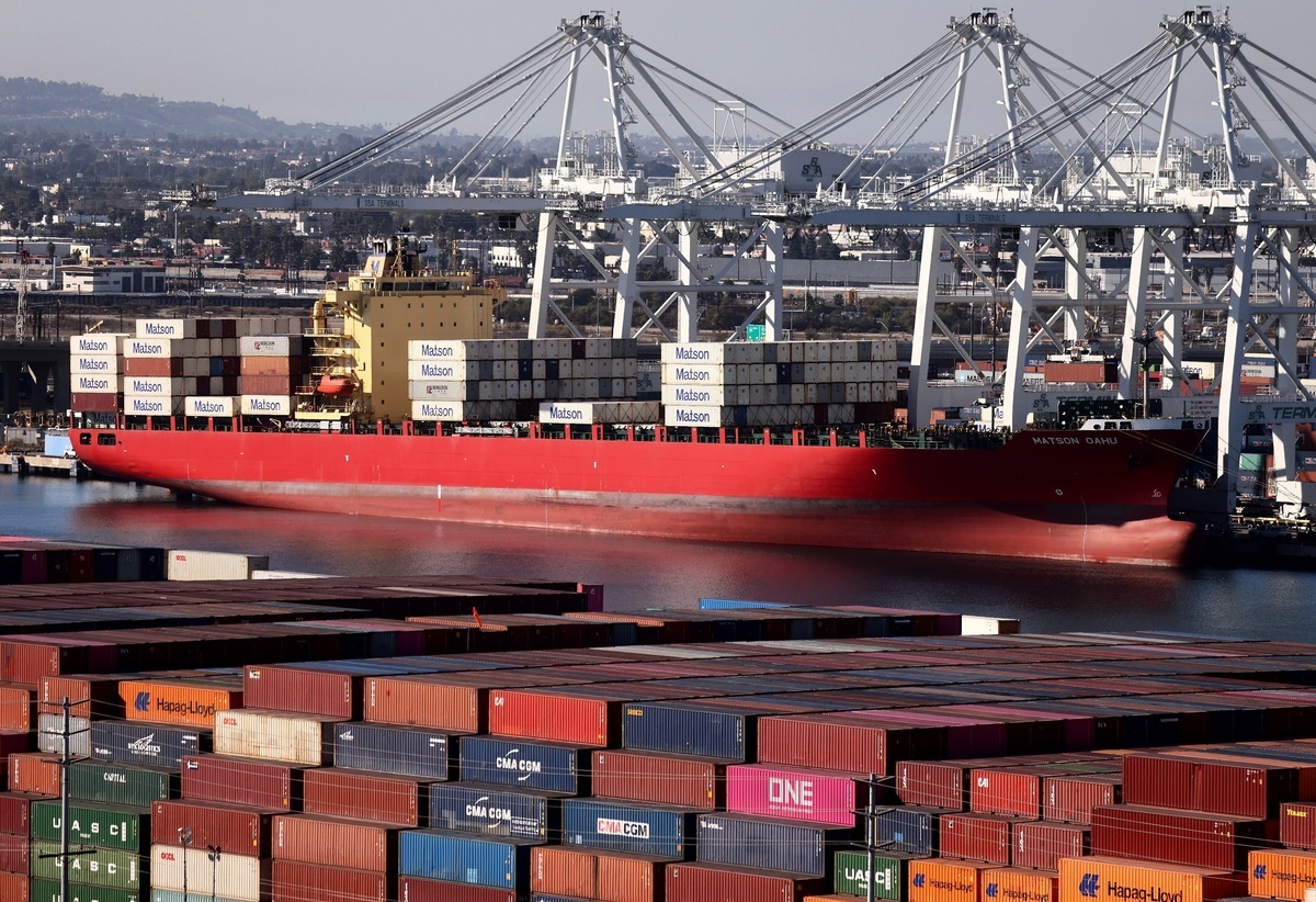 洛杉磯兩大港口的擁塞困境尚未解除，但最近幾周已有所緩解。圖為2021年11月24日長灘港的貨櫃與船隻。（Mario Tama/Getty Images）