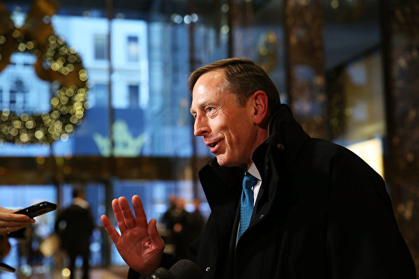 11月28日在位於紐約的特朗普大廈，美國前陸軍上將及前中情局局長彼得雷烏斯（David Petraeus）與美國當選總統會面後，接受記者採訪。（Spencer Platt/Getty Images）