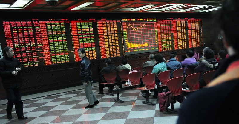 2019年網絡熱傳的一份券商200家上市公司黑名單，揭開中國股市黑幕一角。圖為北京一股票市場。（Getty Images）