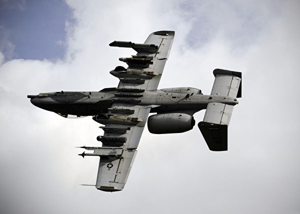 2013年8月22日，美軍一架A-10攻擊機在阿拉斯加埃爾森空軍基地上空進行武力展示，翻轉飛行過程中，機翼底部朝上，清晰可見掛載的各式武器。（美國空軍）