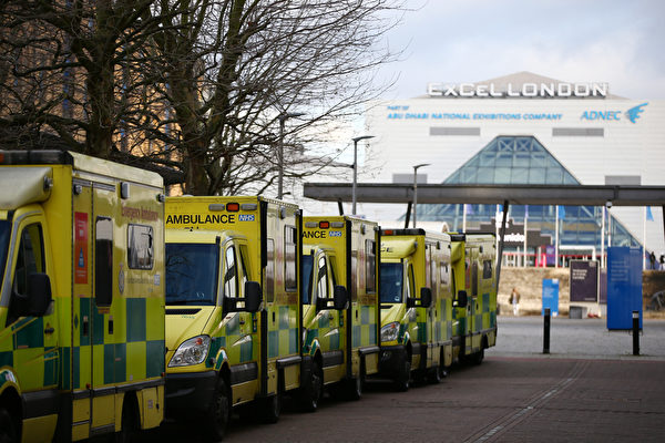 1月2日，救護車停在倫敦ExCeL的NHS醫院附近。(Hollie Adams/Getty Images)