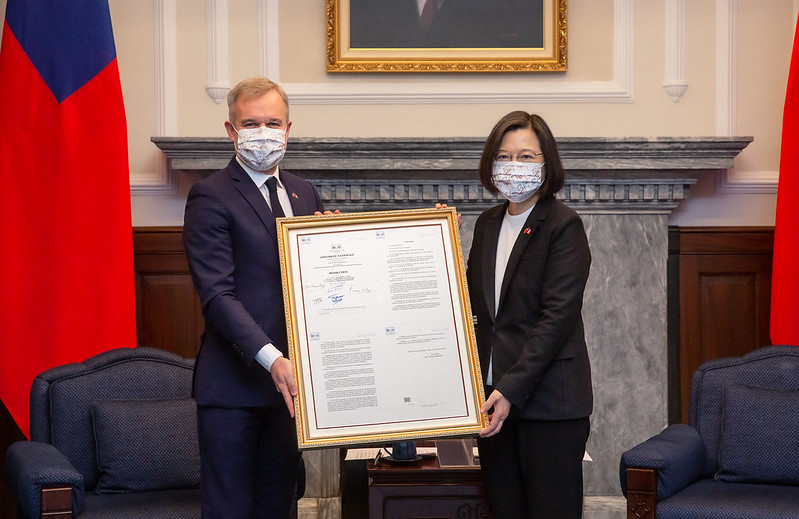 中華民國總統蔡英文2021年12月16日會見法國國民議會友台小組主席戴扈傑(Francois de Rugy)。戴扈傑將法國國民議會11月29日高票通過的支持中華民國國際參與的友台決議文裱框致贈蔡總統併合影。(總統府提供)
