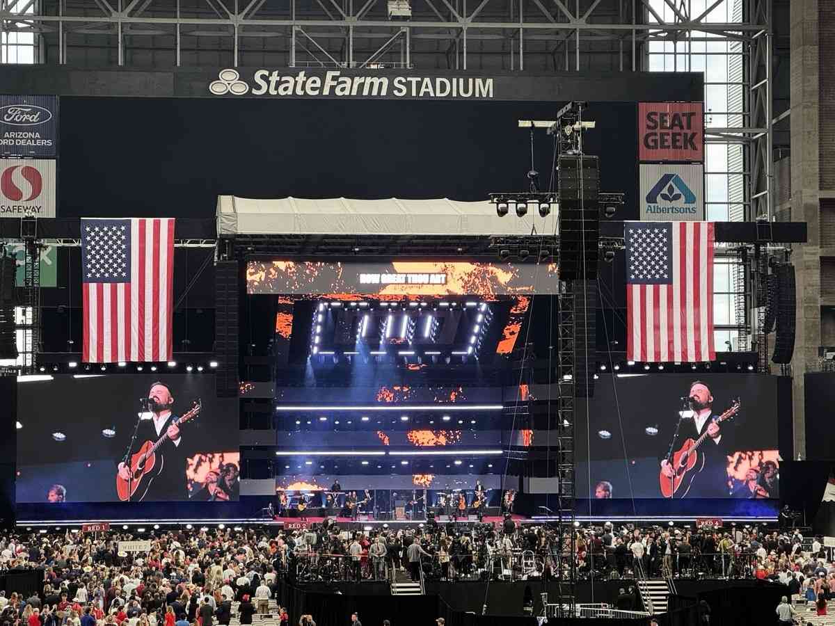 美國政治活動家、保守派組織「Turning Point USA」(TPUSA)創辦人柯克(Charlie Kirk)的追思會,於9月21日在亞利桑那州格蘭岱爾市的州立農場體育館(State Farm Stadium)舉行。開場前,體育館內外聚集了數萬觀眾。(姜琳達/大紀元)