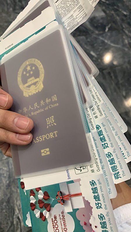 江西小伙子小孫帶領全家人於2022年8月初逃離中國。圖為一家人的護照。（受訪人提供）