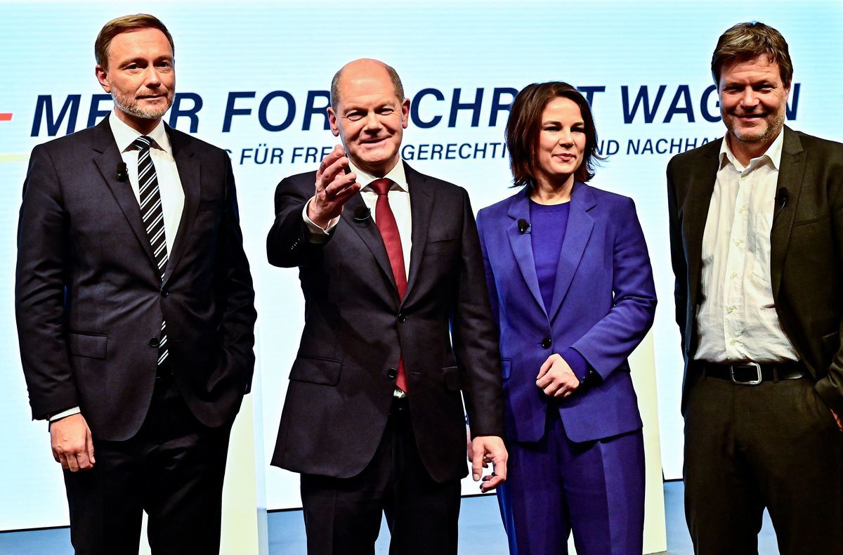 2021年11月24日，（左起）德國自民黨主席林德納、社民黨總理候選人舒爾茨以及綠黨聯合領導人貝爾伯克和哈貝克在柏林舉行新聞發布會，共同宣布完成新政府組閣談判。（Tobias Schwarz/AFP/Getty Images）