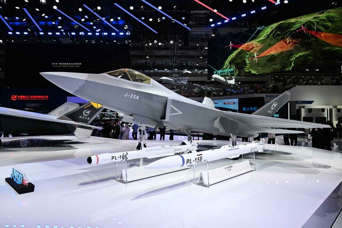 圖為2024年11月14日,珠海航空展上的殲-35A戰鬥機模型,下面擺放著霹靂-15(PL-15)和霹靂-10(PL-10)空對空導彈模型。(Hector Retamal/AFP via Getty Images)