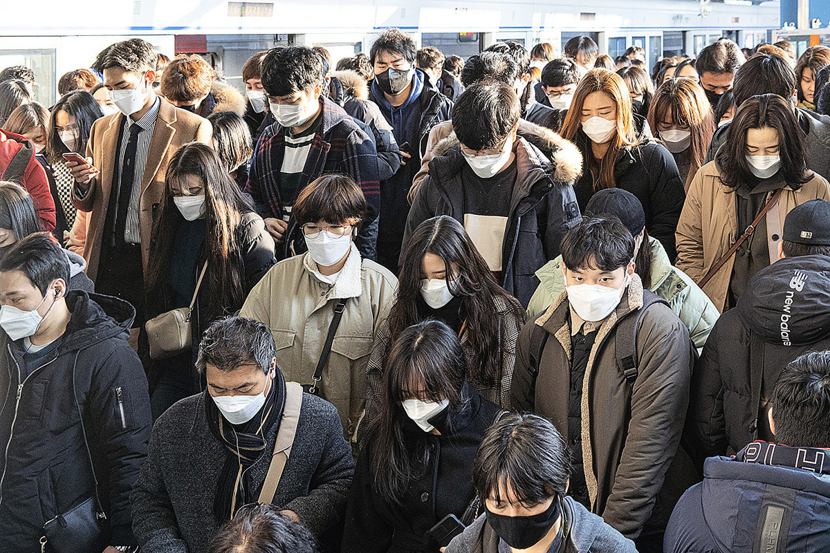 出勤高峰時段，南韓上班族皆佩戴口罩出行。（全景林／大紀元）